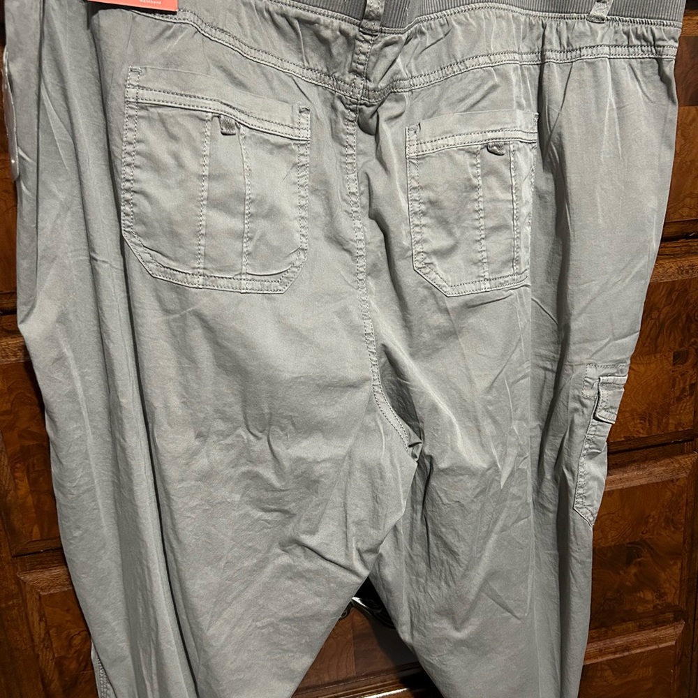Evri Khaki Capri Pants. Size 22W. NWT